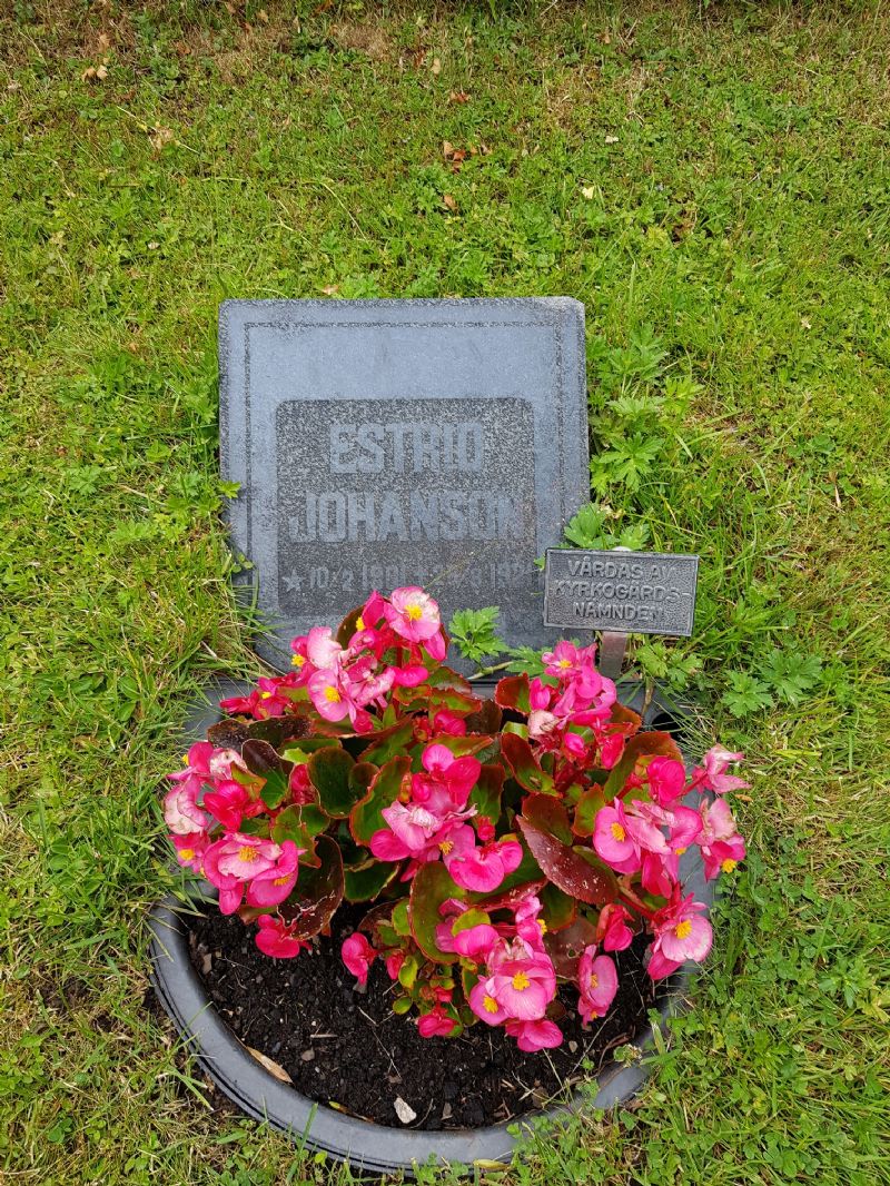 Jans älskade lillasyster Estrid är begravd på kyrkogården i Övergran.